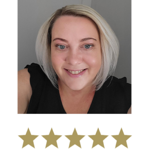 Collagen Shot™ 1 Smilende kvinde med fem stjerner under sig, der symboliserer høj tilfredshed og positive anmeldelser.