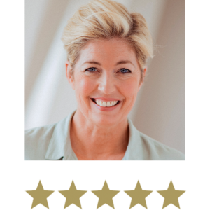 Collagen Shot™ 3 Smilende kvinde med fem stjerner under sig, der symboliserer høj tilfredshed og positive anmeldelser.