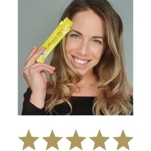 Collagen Shot™ 4 Smilende kvinde med fem stjerner under sig, der symboliserer høj tilfredshed og positive anmeldelser.