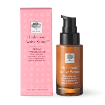 New Nordic Hyaluronic Active™ Serum, som hjælper med at fugte, berolige og give huden et mere løftet og ungdommeligt udseende med hyaluronsyre, havtorn og squalane.