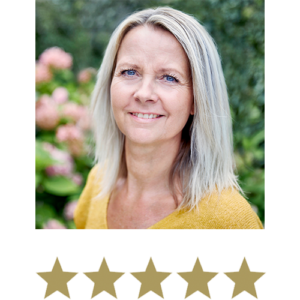 Collagen Filler™ 1 Smilende kvinde med lyst hår foran en grøn baggrund samt fem gyldne stjerner, der viser en positiv vurdering.