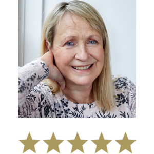 Collagen Filler™ 4 Smilende ældre kvinde med lyst hår og hånden ved nakken samt fem gyldne stjerner, der viser en positiv vurdering.