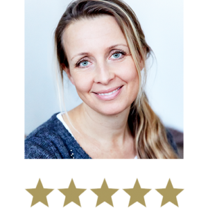 Collagen Filler™ 3 Smilende kvinde med håret samlet i en hestehale samt fem gyldne stjerner, der viser en positiv vurdering.