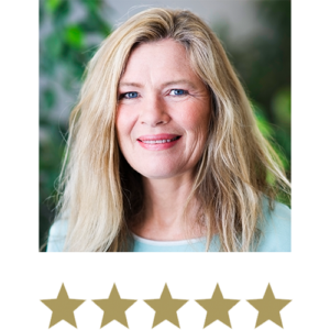 Collagen Filler™ 2 Smilende kvinde med lyst hår foran en sløret grøn baggrund samt fem gyldne stjerner, der viser en positiv vurdering.