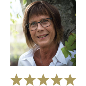 Active Legs™ 11 Midaldrende smilende kvinde med briller i naturskønne omgivelser, med en femstjernet vurdering vist nedenunder.