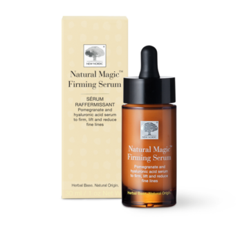 New Nordic Natural Magic™ Firming Serum opstrammer, løfter og reducerer synligheden af fine linjer med granatæble, hyaluronsyre og havtorn.