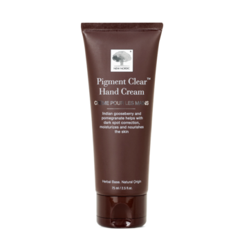 New Nordic Pigment Clear™ Hand Cream hjælper med at udjævne hudtonen og pleje hænderne med solsikkeolie, indisk stikkelsbær, morbær og astaxanthin.