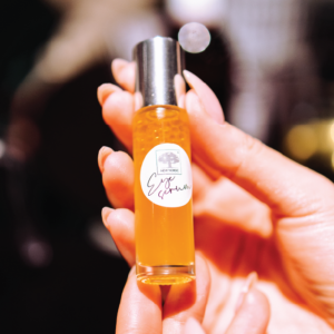 Urteskoler 36 Hand holding small New Nordic bottle.
