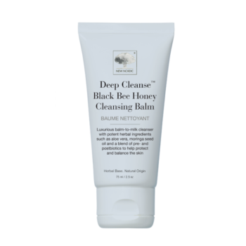 New Nordic Deep Cleanse™ Black Bee Honey Cleansing Balm med honning, aloe vera og moringa, hjælper med at vedligeholde en balanceret hud.